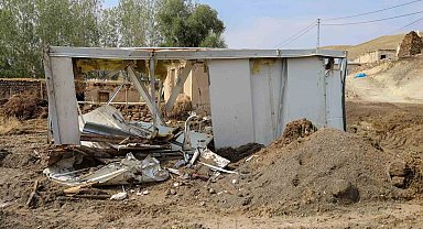 Selde sürüklenen konteynerden son anda kurtuldu