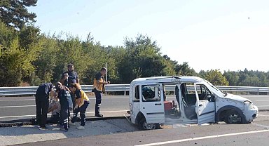 Seyir halinde lastiği patlayan araçta bulunan 4 kişi yaralandı