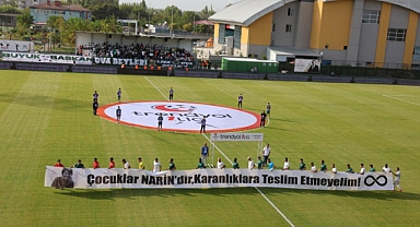 Sporculardan Çocuklar Narindir, Karanlıklara Teslim Etmeyelim Pankartı