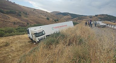 Tır yoldan aşağı uçtu