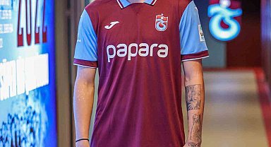 Trabzonspor, yeni transferleri Siman Banza ve Serdar Saatçı'ya stadyumda forma giydirdi