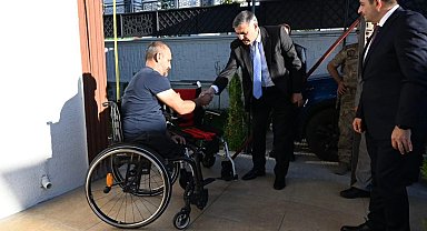 Vali Çiftçi gaziye akülü sandalye hediye etti