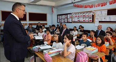 Vali Turan İlk Derste Hem Öğrenci Oldu Hem de Öğretmenlik Yaptı