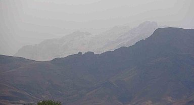 Van'da 3 bin 200 rakımlı Erek Dağı'na mevsimin ilk karı düştü