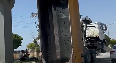 Van'da damperi açılan kamyon üst geçide takıldı
