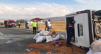 Van'da minibüs takla attı: 2 yaralı