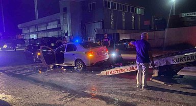 Virajı alamayan otomobil karşı şeride geçti: 5 yaralı