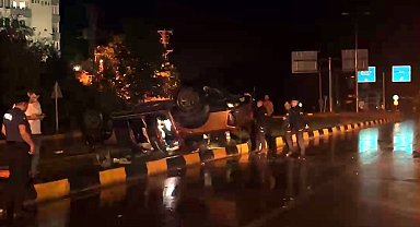 Yağmur kazaları da beraberinde getirdi: Aracın taklalar attığı kaza kamerada