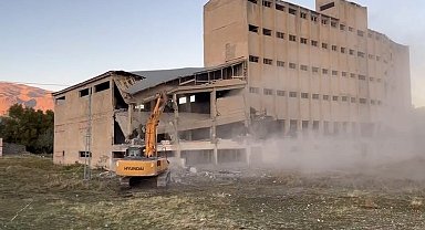 30 yıldan fazladır faaliyete giremeyen ruhsatsız un fabrikası yıktırıldı