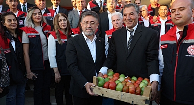 Alican Açkan Iğdır'ın süper domatesini Tarım Bakanına hediye etti