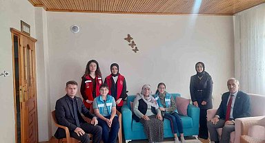Çocuklardan 103 yaşındaki Seher nineye 'Yaşlılar Günü' ziyareti