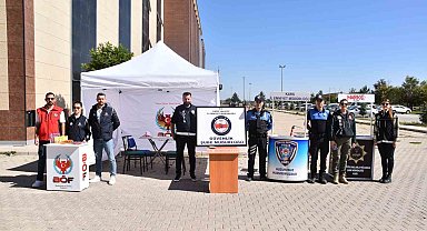 Kars'ta polis üniversite öğrencilerini bilgilendiriyor