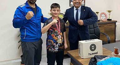 Minik boksörden Tuşba Gençlik ve Spor Müdürü Esen'i ziyaret etti