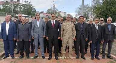 MUHTARLAR GÜNÜNDE ATATÜRK BÜSTÜNE ÇELENK SUNUMU YAPILDI
