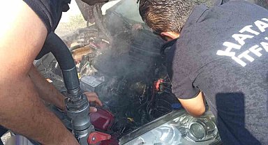 Seyir halindeki aracın motor kısmında yangın çıktı