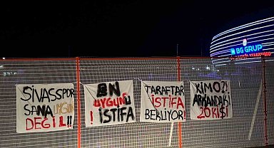 Sivasspor taraftarı Uygun'u istifaya çağırdı