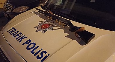Trafik polislerinin şüphelendiği araçta tüfek ele geçirildi