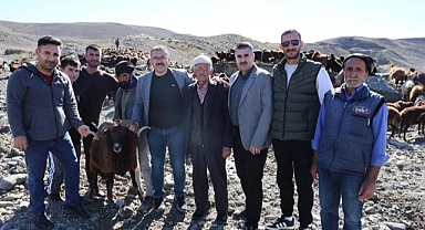 Yaylacılar Sürülerle Birlikte Evlerine Dönüyor