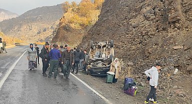 Çukurca'da minibüs takla attı: 11 yaralı