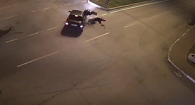Dikkatsizlik ve hız kazalara neden oldu: O anlar kamerada