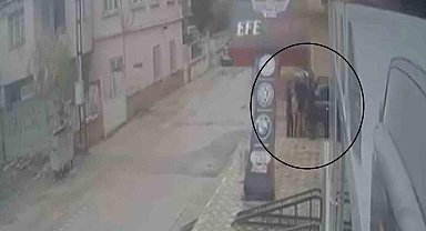 Fırtınanın devirdiği tabela çocuğu teğet geçti, o anlar kamerada