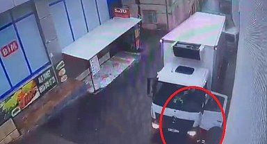 Freni boşalan kamyonun kapısında asılı kaldı... Korku dolu anlar kamerada