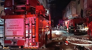 Gaziantep'te ayakkabı ve terlik imalathanesinde yangın