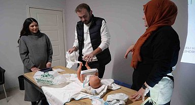 Gebe okuluna giden babaların zorlu sınavı: Bebek bezi değiştirme, bebek yıkama