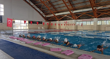 Karaağaç Yarı Olimpik Yüzme Havuzu’nda Spor Kursları Devam Ediyor
