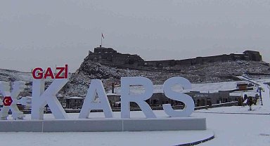 Kars kent merkezine mevsimin ilk karı yağdı