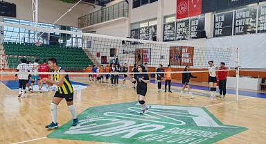 Kazım Karabekir Spor Salonu’nda Geleceğin Voleybol Yıldızları Yetişiyor