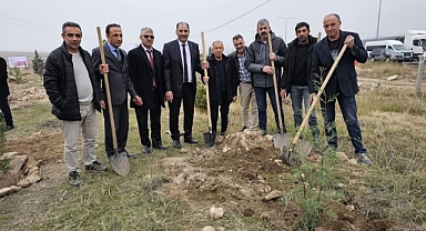 Milli Eğitim Müdürü Aziz Gün, “Geleceğe Nefes, İnsanlığa Nefes” Etkinliğinde Fidan Dikti