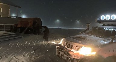 Sahara Geçidi'nde kara saplanan otobüste mahsur kalan 48 öğrenci kurtarıldı
