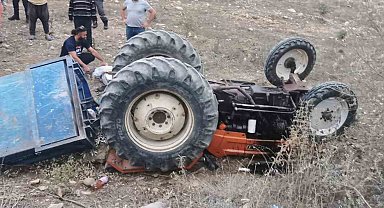 Traktör devrildi, baba öldü kızı yaralandı
