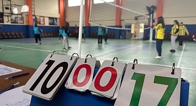 Tuzluca Spor Salonu’nda Yıldız Kız ve Erkek Voleybol Müsabakaları Başladı