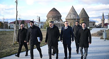Vali Çiftç kümbetleri inceledi