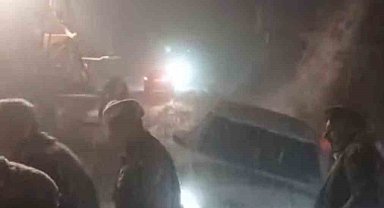 Yüksekova'da kar yağışı etkili oldu, araçlar yolda mahsur kaldı
