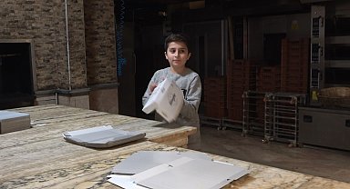 11 yaşındaki Çınar'ın ilginç yeteneği: Bakmadan 7 saniyede kutu katlıyor