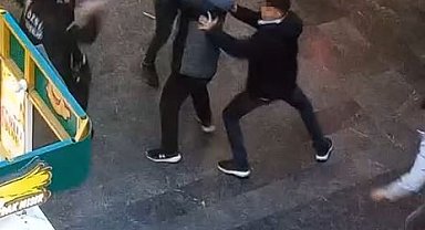 Alışveriş merkezinde güvenlik görevlileri ile gençler arasında tekme tokat kavga kamerada