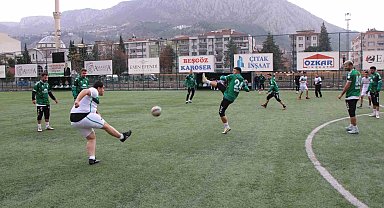 Amasyasporlu futbolcular, maç yaptıkları engelli taraftar Semih ve arkadaşlarını sevindirdi