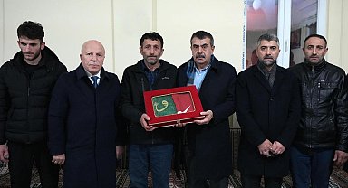 Bakan Tekin'den şehit ailesine taziye