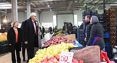 Başkan Bakkalcıoğlu pazar esnafını ziyaret etti