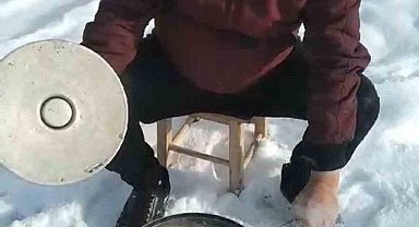 Bayburtlu vatandaşın eksi 10 derece havada hamsi tava ve horon keyfi