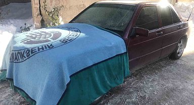 Bayburtlular eksi 15 derecede araçlarını battaniye ve halıyla koruyorlar