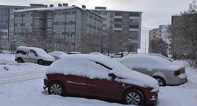 Bitlis'te kar 77 köy yolunu ulaşıma kapattı