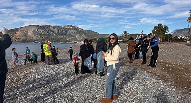 Bozyazı'da öğrenciler sahil temizliği yaptı