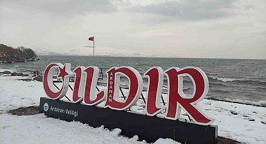 Çıldır Gölü donmadı, turizmciler tedirgin