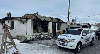 Çıldır'da çıkan yangında bir ev kül oldu