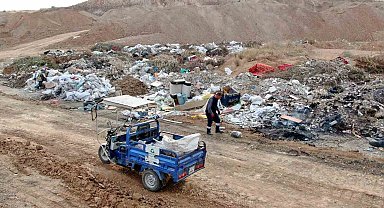 Çöpleri boş araziye atıp yakarak vatandaşın zehir solumasına neden oluyorlar