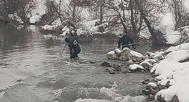 Dalgıçlar Karasu'da kayıp öğretmeni arıyor